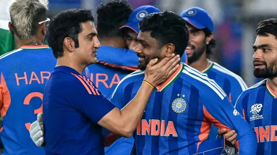 भारत की टी20 विश्व कप 2026 की जीत के बाद संजू सैमसन गौतम गंभीर के साथ। (फोटो: एएफपी)